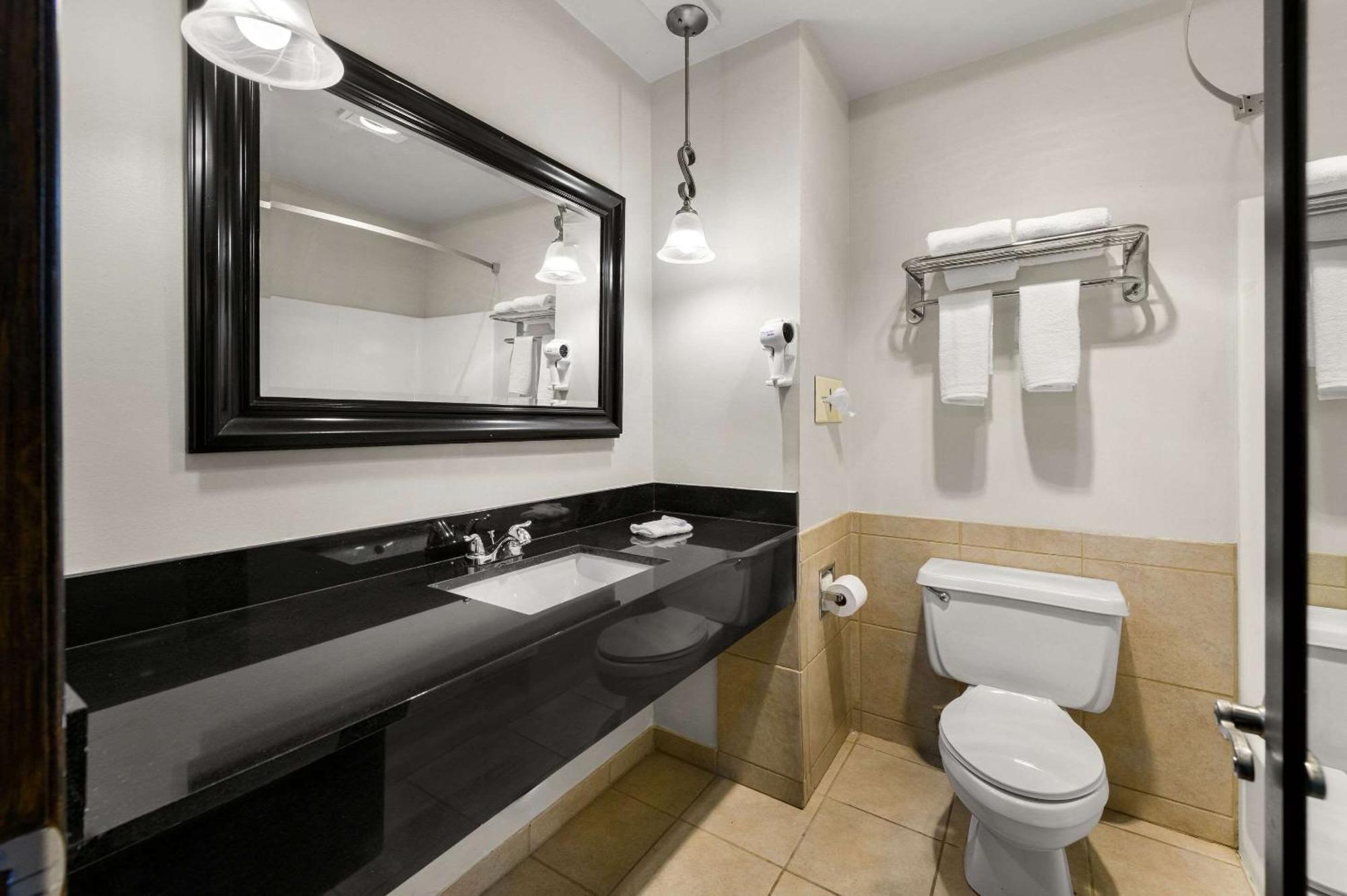 Suburban Kansas Airport North Hotel 2*
