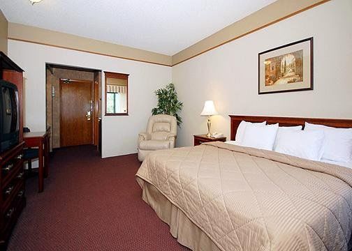 Suburban Kansas Airport North Hotel 2*